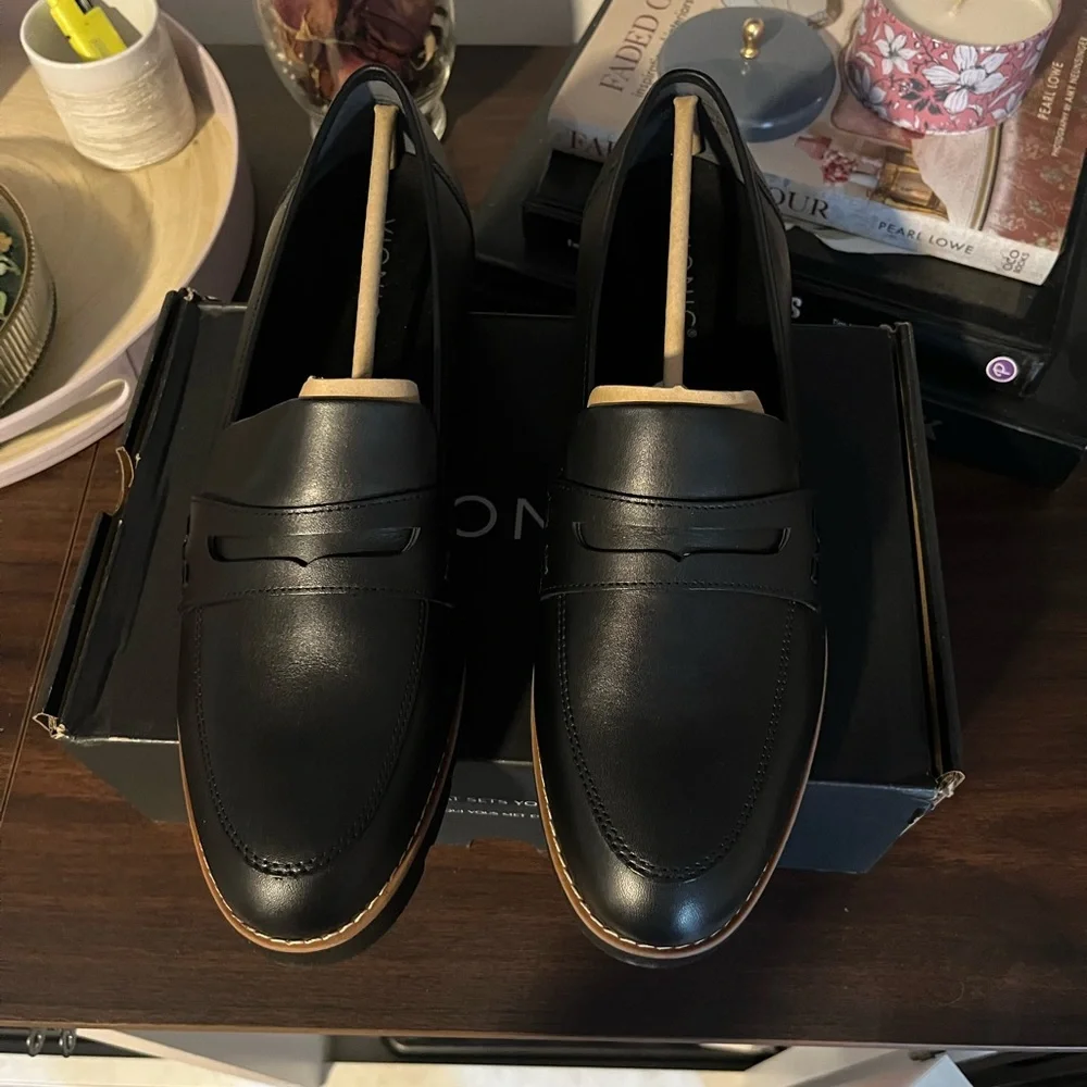 NIB VIONIC Black Leather Penny Loafer Sz 12